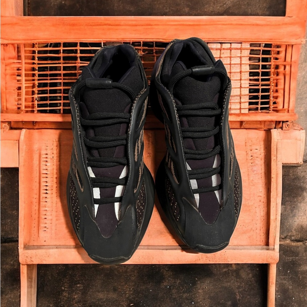 MINT Yeezy 700 V3 “Clay Brown” 7M (8W)
